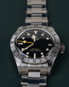 Tudor Black Bay Pro M79470-0001 - Frontale close-up recht van voren met de GMT-wijzer en de kroon rechts
