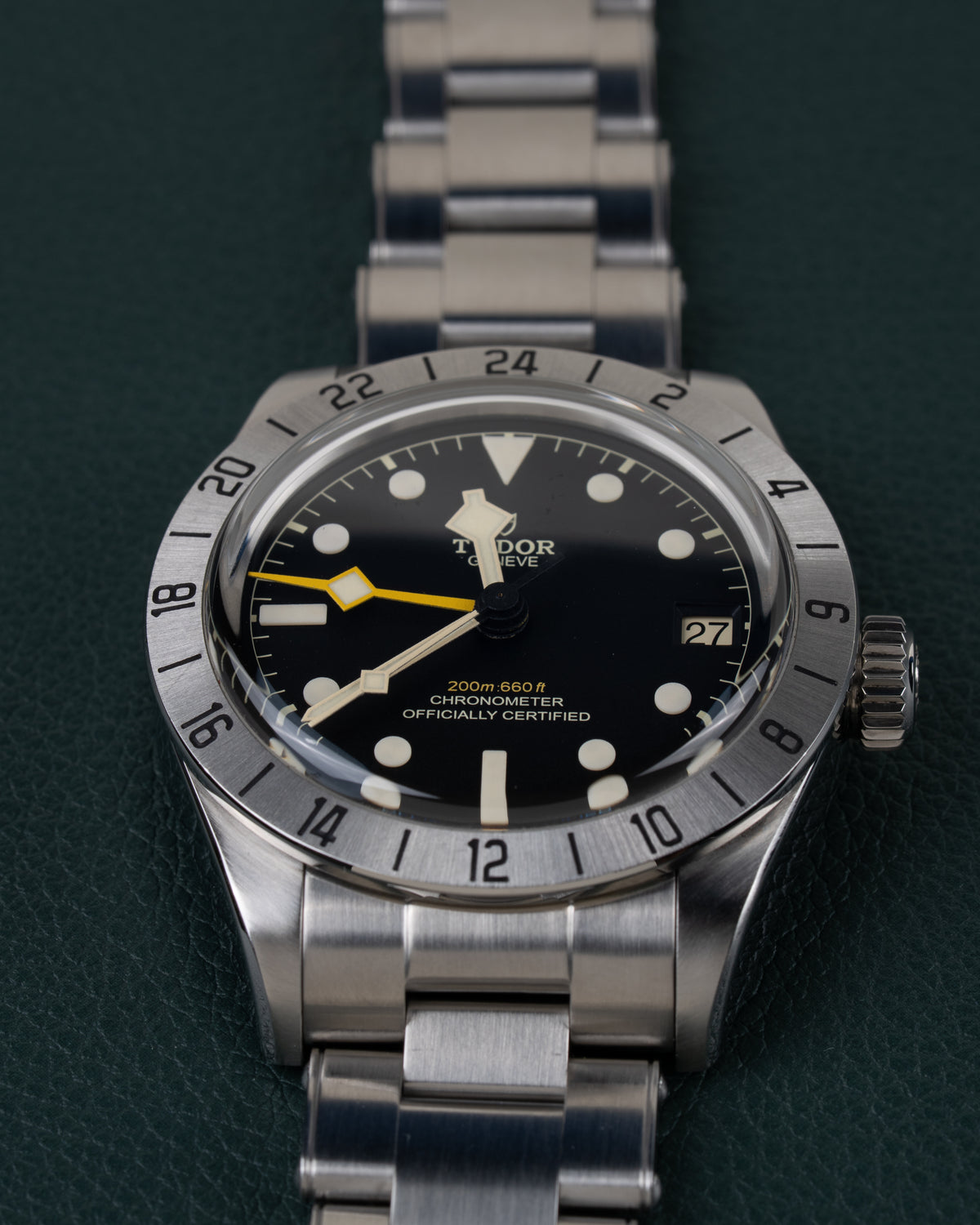Tudor Black Bay Pro M79470-0001 - Frontale close-up recht van voren met de GMT-wijzer en de kroon rechts