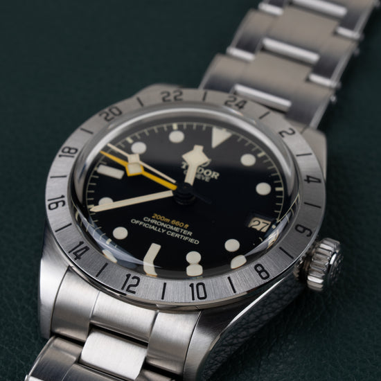 Tudor Black Bay Pro M79470-0001 - Frontaal aanzicht onder een steile hoek met de kroon rechts en de schakelband schuin naar boven