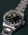 Tudor Black Bay Pro M79470-0001 - Frontaal aanzicht onder een steile hoek met de kroon rechts en de schakelband schuin naar boven