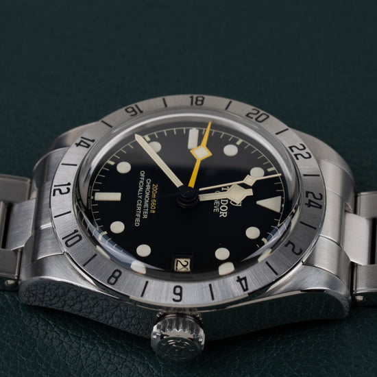 Tudor Black Bay Pro M79470-0001 - Ondersteboven aanzicht met de kroon onderaan de kast