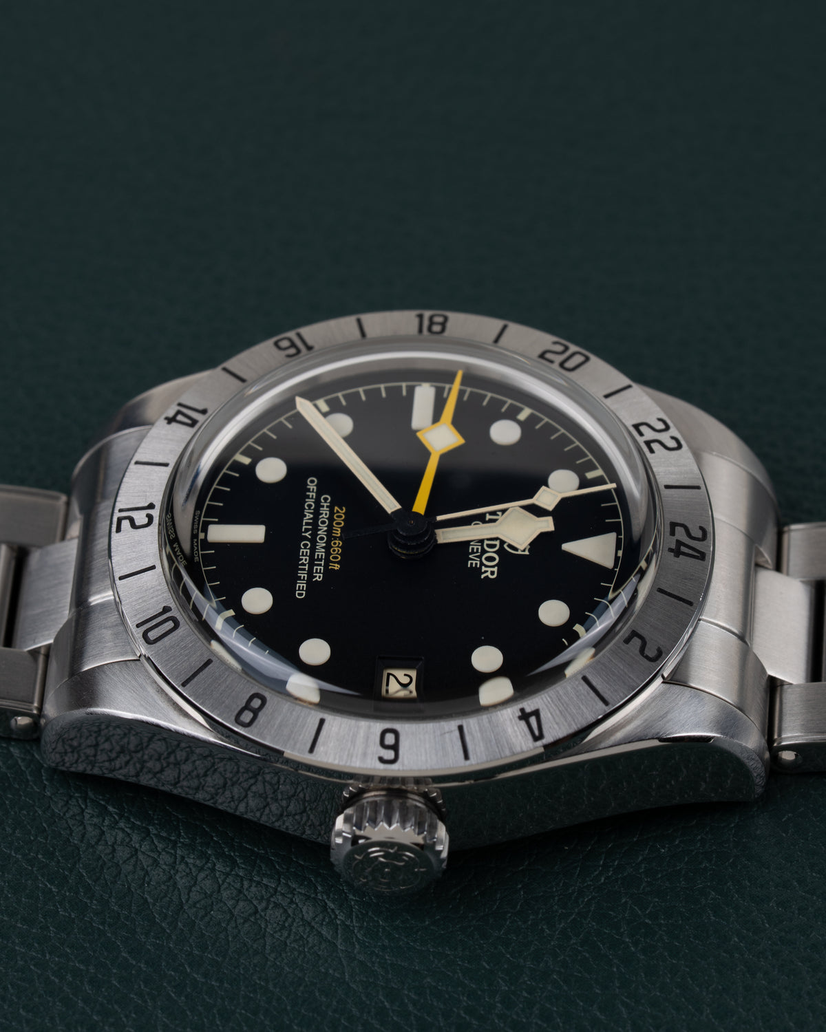 Tudor Black Bay Pro M79470-0001 - Ondersteboven aanzicht met de kroon onderaan de kast
