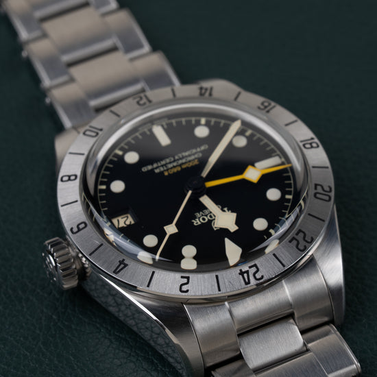 Tudor Black Bay Pro M79470-0001 - Frontaal aanzicht ondersteboven met de kroon aan de linkerzijde