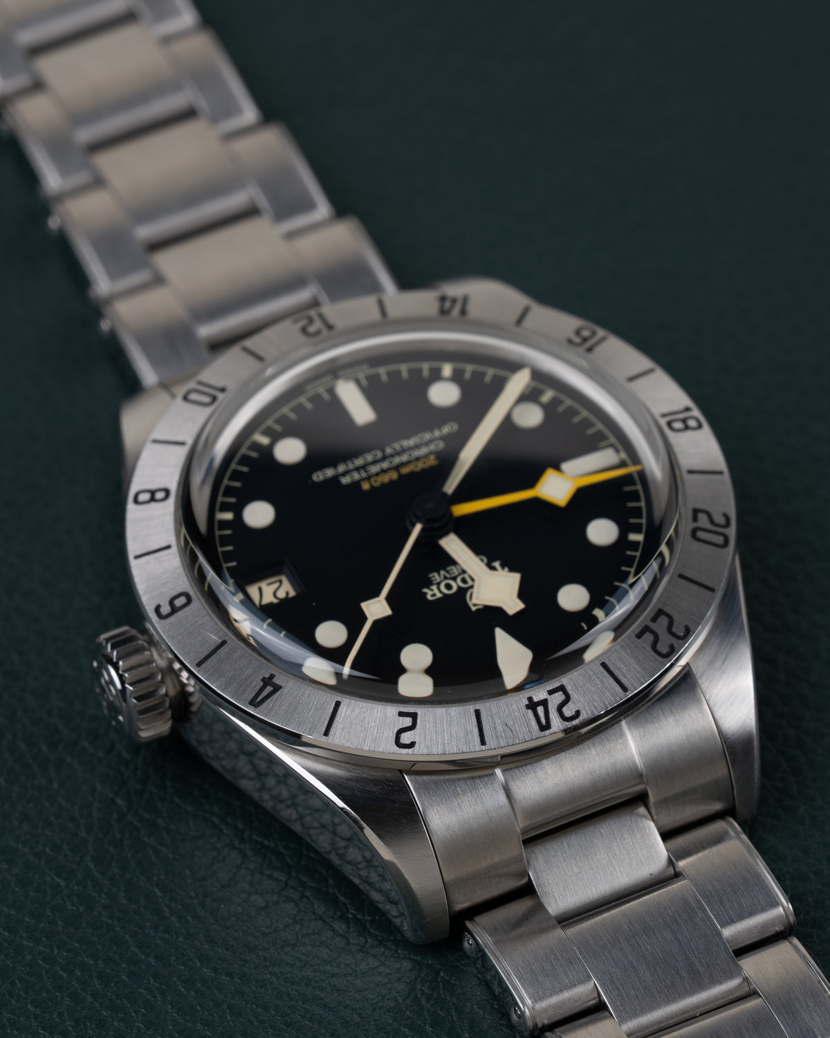 Tudor Black Bay Pro M79470-0001 - Frontaal aanzicht ondersteboven met de kroon aan de linkerzijde