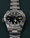 Tudor Black Bay Pro M79470-0001 - Bovenaanzicht ondersteboven met de kroon aan de linkerzijde en datumvenster op 9 uur