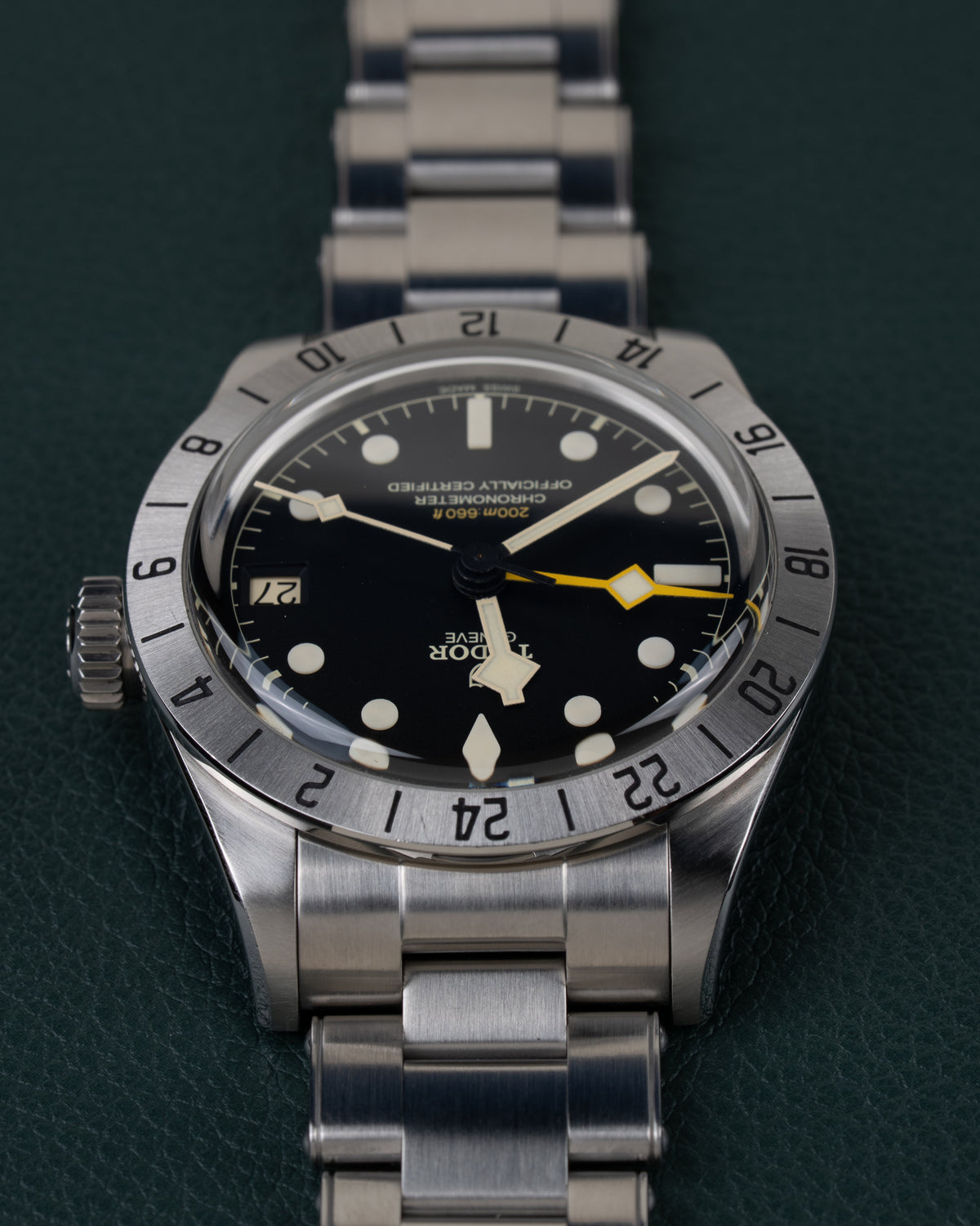 Tudor Black Bay Pro M79470-0001 - Bovenaanzicht ondersteboven met de kroon aan de linkerzijde en datumvenster op 9 uur
