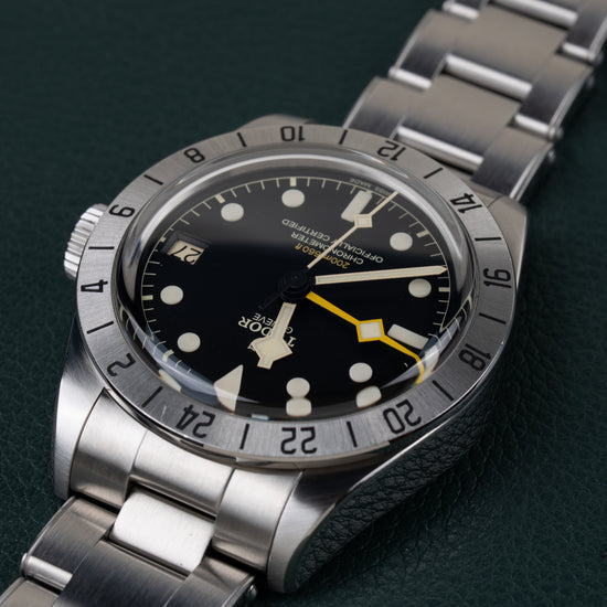 Tudor Black Bay Pro M79470-0001 - Bovenaanzicht ondersteboven onder een hoek met de kroon aan de linkerzijde