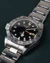 Tudor Black Bay Pro M79470-0001 - Bovenaanzicht ondersteboven onder een hoek met de kroon aan de linkerzijde