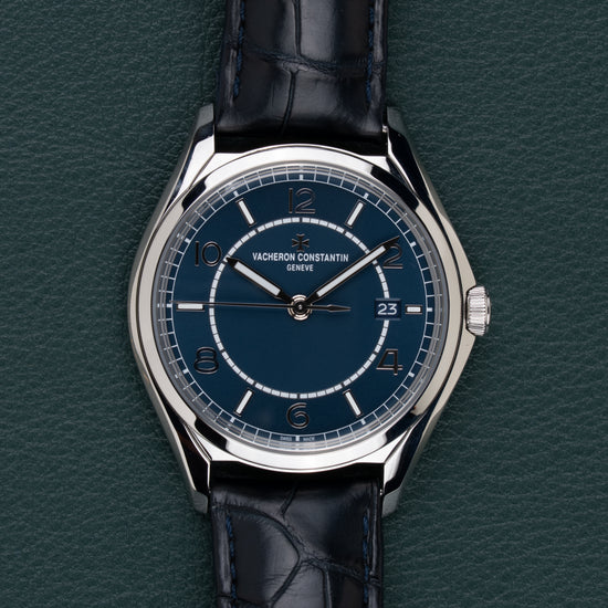 Vacheron Constantin Fiftysix 4600E/000A-B487 - frontaal aanzicht met blauwe sector wijzerplaat en donkerblauwe alligatorband