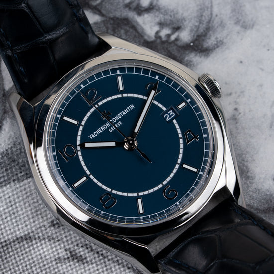 Vacheron Constantin Fiftysix 4600E/000A-B487 - sfeerfoto van het horloge tegen een geschetste achtergrond