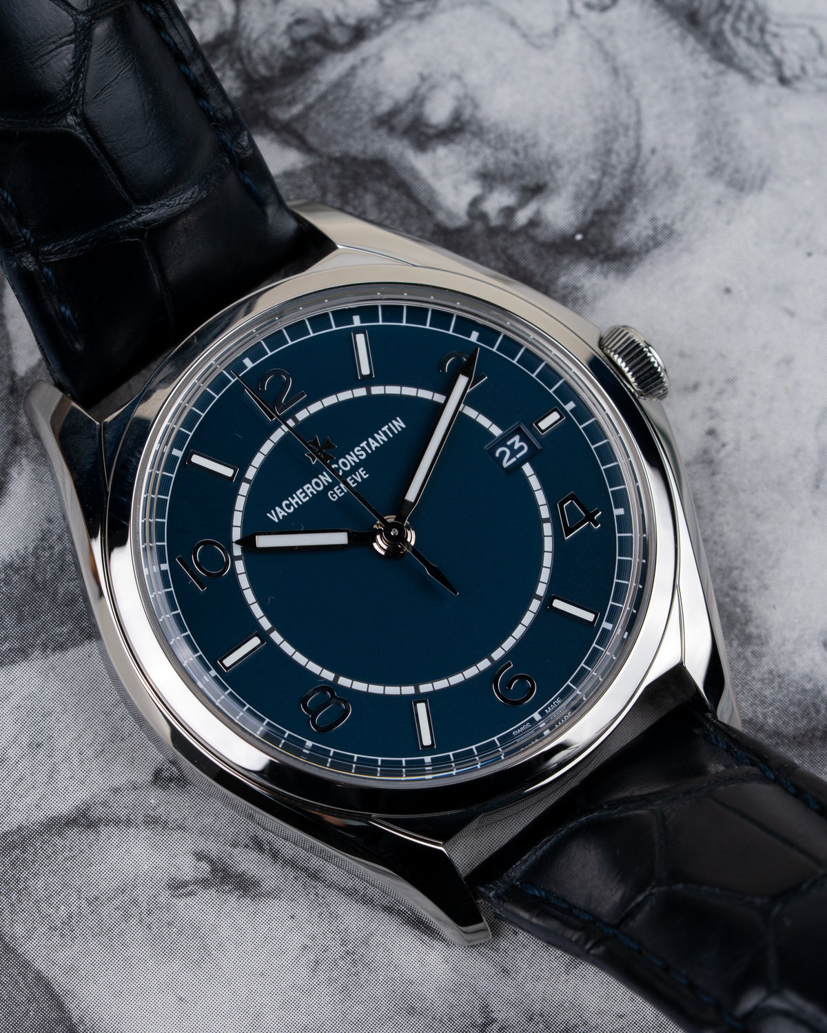 Vacheron Constantin Fiftysix 4600E/000A-B487 - sfeerfoto van het horloge tegen een geschetste achtergrond