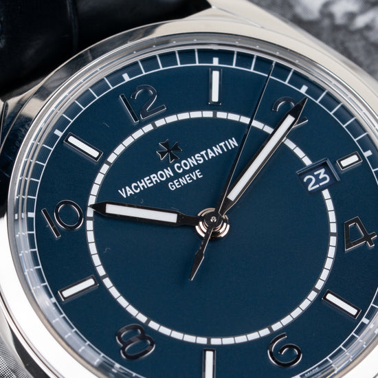 Vacheron Constantin Fiftysix 4600E/000A-B487 - extreme close-up van de wijzerplaat met Maltezer kruis logo en cijfers