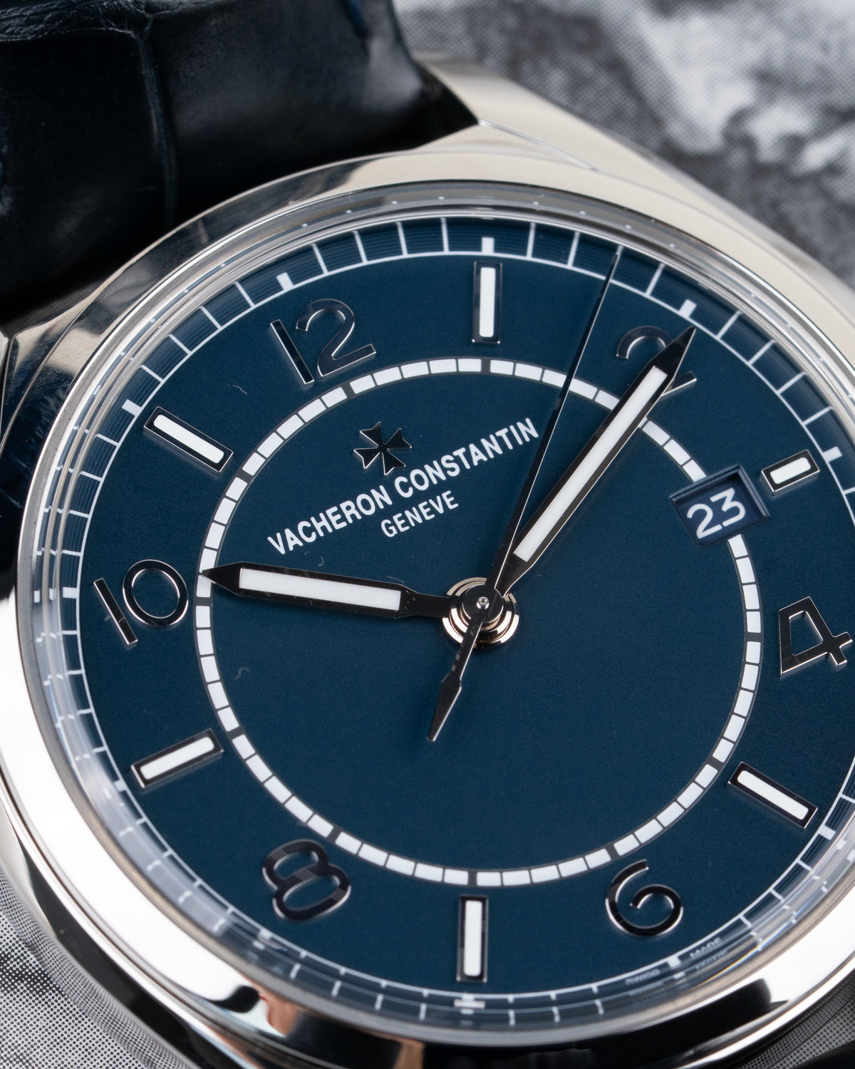 Vacheron Constantin Fiftysix 4600E/000A-B487 - extreme close-up van de wijzerplaat met Maltezer kruis logo en cijfers