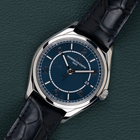 Vacheron Constantin Fiftysix 4600E/000A-B487 - diagonaal aanzicht met kroon op 3 uur en blauwe wijzerplaat