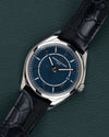 Vacheron Constantin Fiftysix 4600E/000A-B487 - diagonaal aanzicht met kroon op 3 uur en blauwe wijzerplaat