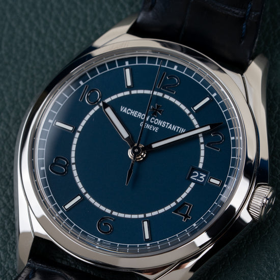 Vacheron Constantin Fiftysix 4600E/000A-B487 - close-up van wijzerplaat met Maltezer kruis logo onder een hoek
