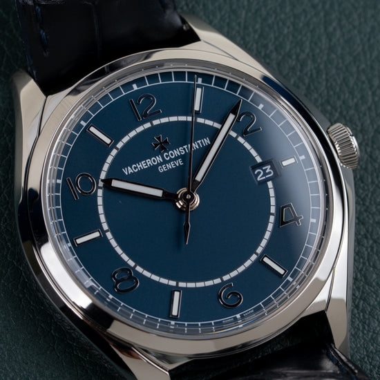 Vacheron Constantin Fiftysix 4600E/000A-B487 - close-up van wijzerplaat en kast met kroon zichtbaar rechts