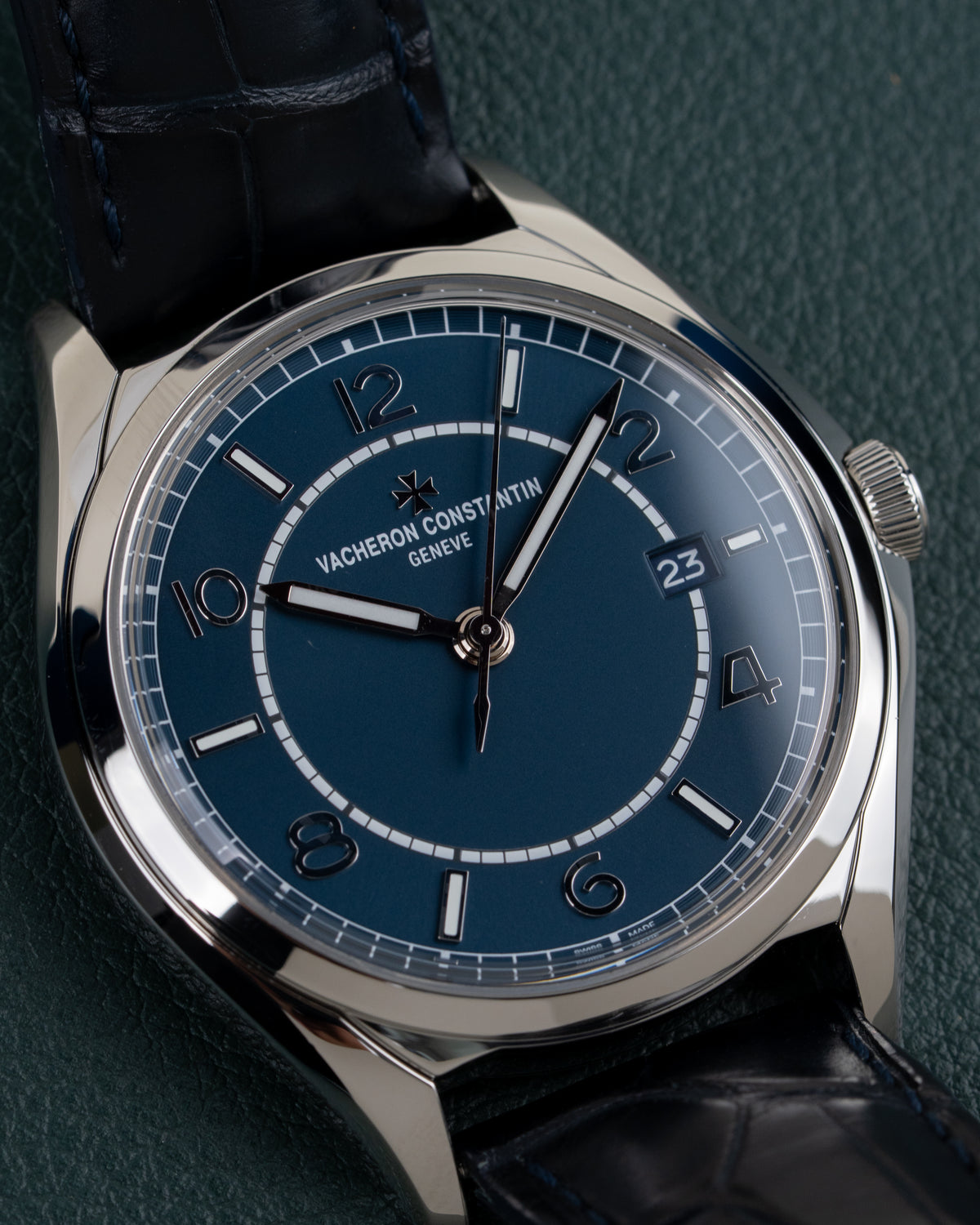 Vacheron Constantin Fiftysix 4600E/000A-B487 - close-up van wijzerplaat en kast met kroon zichtbaar rechts