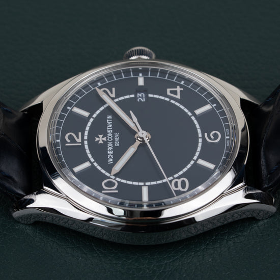 Vacheron Constantin Fiftysix 4600E/000A-B487 - close-up van wijzerplaat met kroon zichtbaar bovenaan