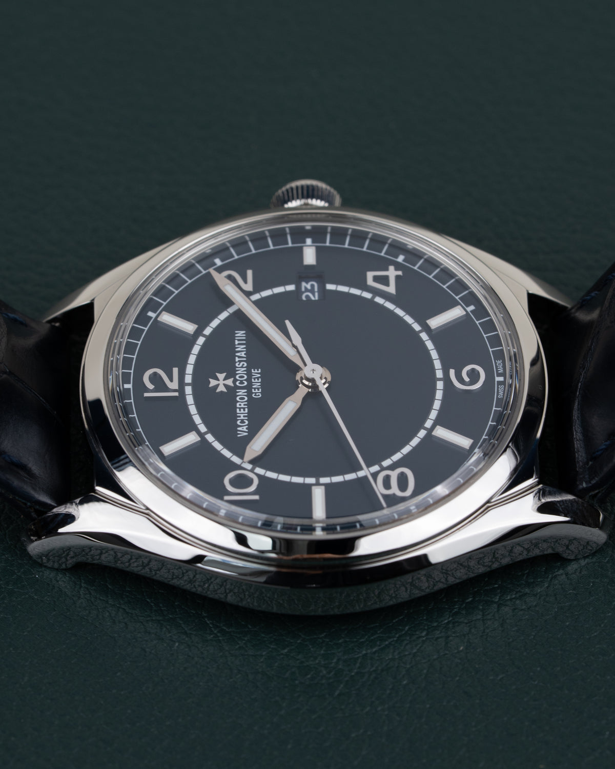 Vacheron Constantin Fiftysix 4600E/000A-B487 - close-up van wijzerplaat met kroon zichtbaar bovenaan