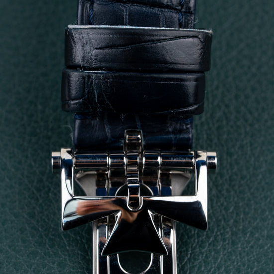 Vacheron Constantin Fiftysix 4600E/000A-B487 - close-up van de vouwsluiting met Maltezer kruis op alligatorband