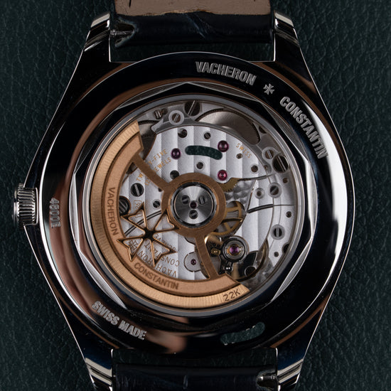Vacheron Constantin Fiftysix 4600E/000A-B487 - close-up van de kastrug met zicht op het uurwerk en 22k gouden rotor