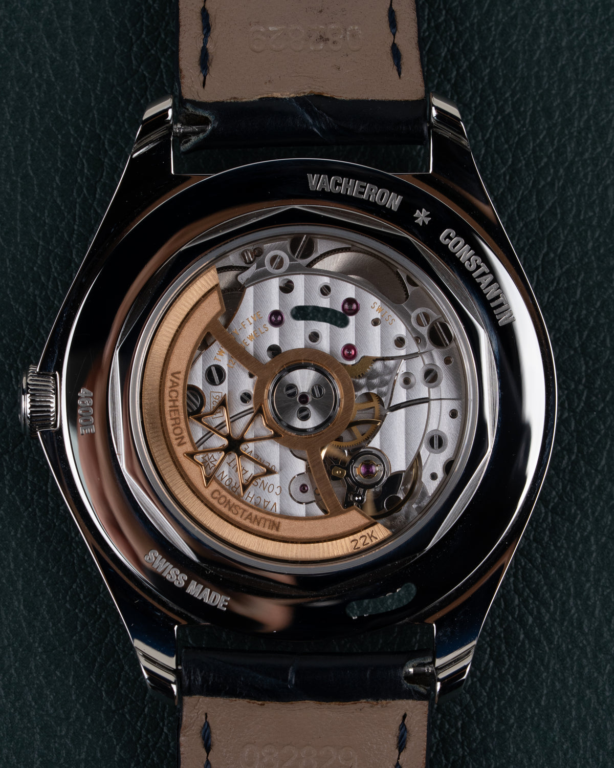 Vacheron Constantin Fiftysix 4600E/000A-B487 - close-up van de kastrug met zicht op het uurwerk en 22k gouden rotor