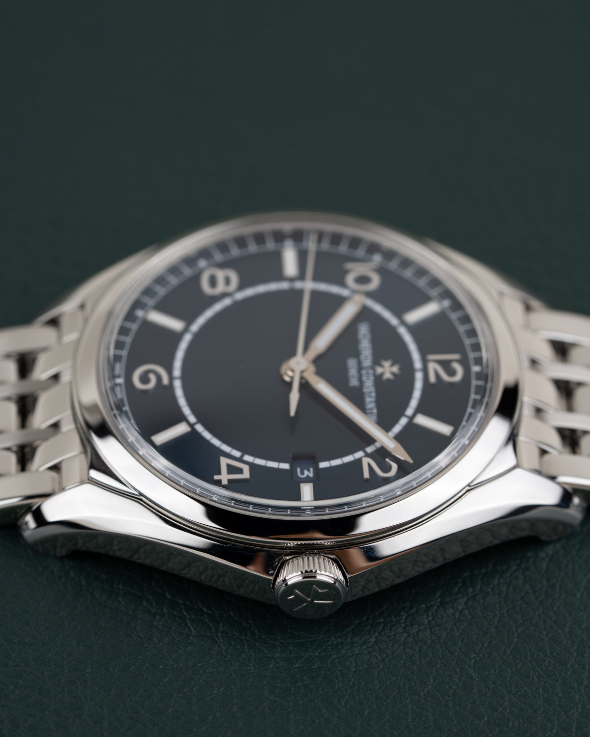 Vacheron Constantin Fiftysix 4600E - zijaanzicht met kroon en gewelfde kast