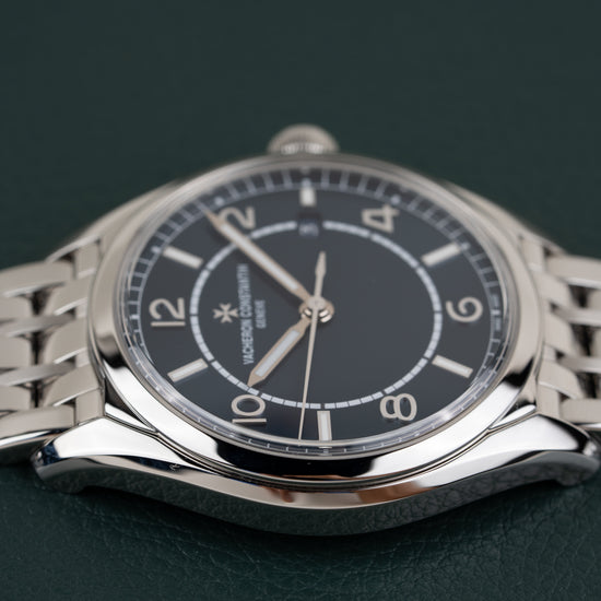 Vacheron Constantin Fiftysix 4600E - detailopname onder een hoek met kroon zichtbaar