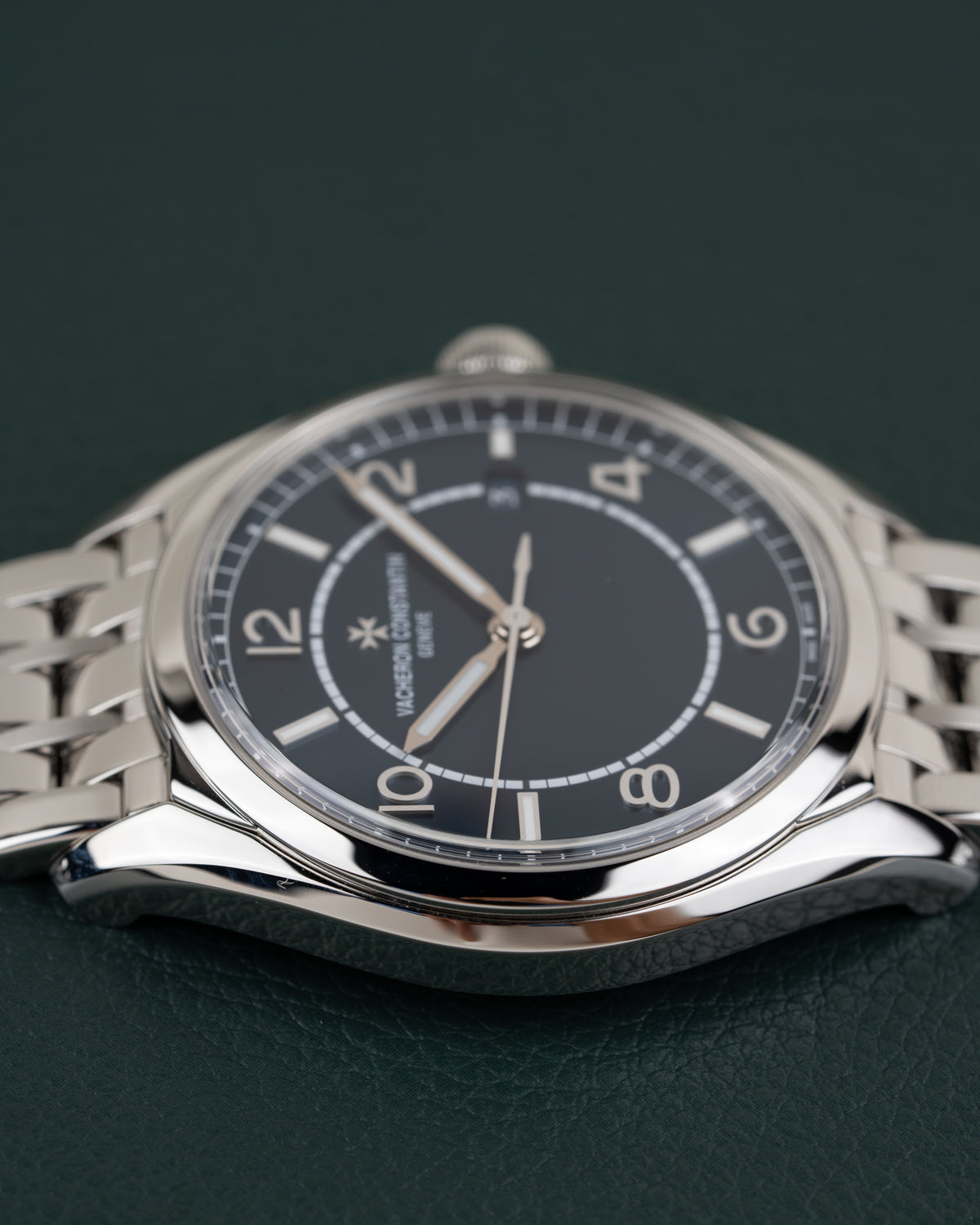 Vacheron Constantin Fiftysix 4600E - detailopname onder een hoek met kroon zichtbaar