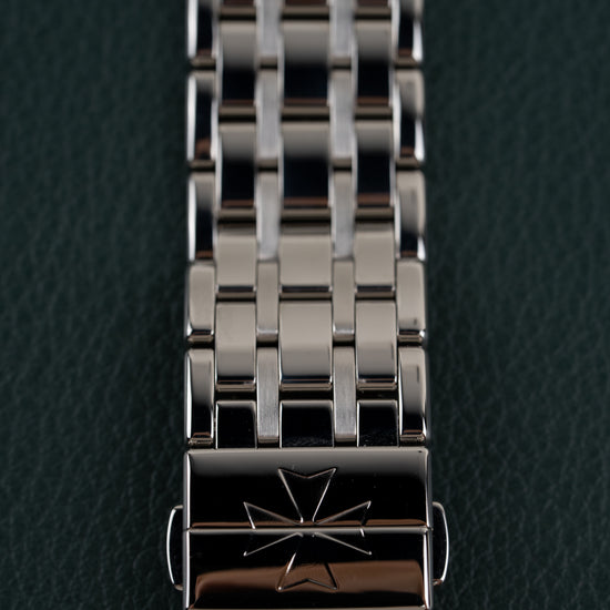 Vacheron Constantin Fiftysix 4600E - sluiting van de schakelband met gegraveerd Maltezer kruis